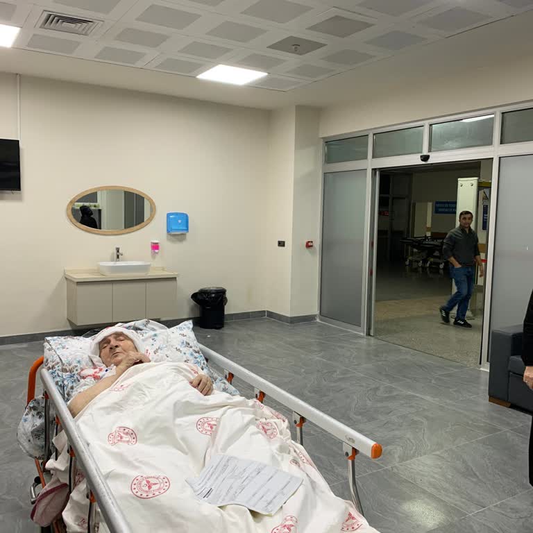 Acil Serviste Yaşlı Hasta İçin Uzun Süre Soğukta Bekletilme Mağduriyeti