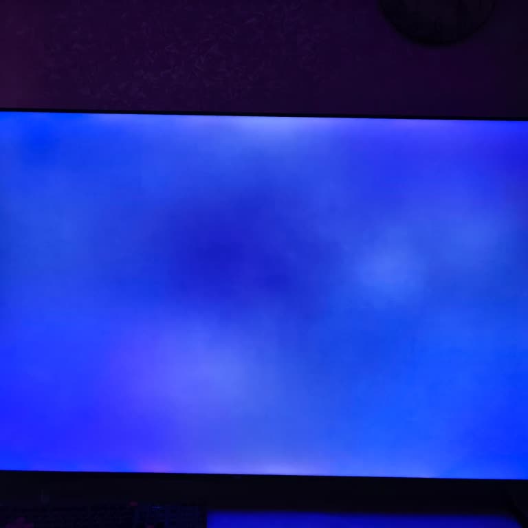 TCL 65V6C Televizyonda Siyah Ekranda Parlama Ve Bulutlanma Sorunu Yaşadım