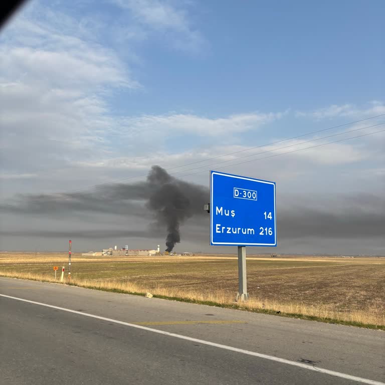 Fabrika Filtresiz Çalışıyor Muş Yolunda Yoğun Hava Kirliliği Yaşanıyor