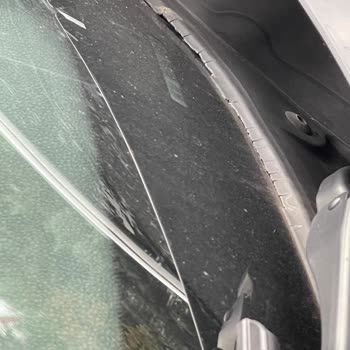 BMW F10 520d Ön Cam Fitillerinde Kronik Çatlama Sorunu