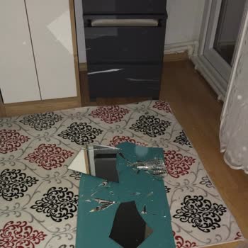 Aynalı Takı Dolabının Aynası İlk Kullanımda Kırıldı Eksik Parça Ve Montaj Sorunu Yaşadım