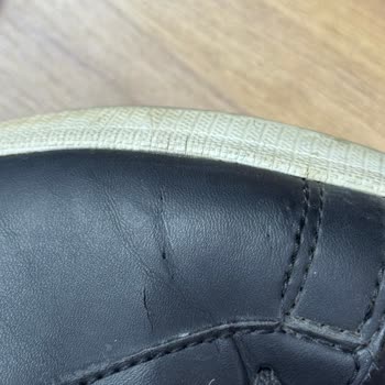 FLO Ayakkabı Kısa Sürede Derisi Çatlayan Spor Ayakkabı Mağduriyeti