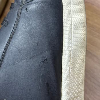 FLO Ayakkabı Kısa Sürede Derisi Çatlayan Spor Ayakkabı Mağduriyeti