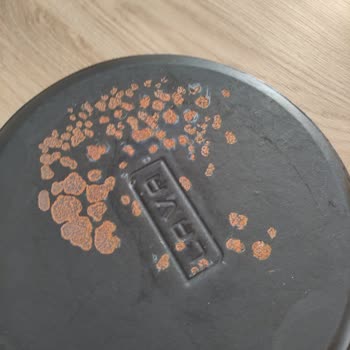 Lava Metal Tavasının Tabanı Yaklaşık 2 Hafta Önce Aniden Dökülüp Soyulmaya Başladı