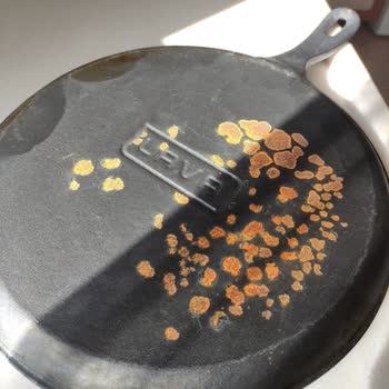 Lava Metal Tavasının Tabanı Yaklaşık 2 Hafta Önce Aniden Dökülüp Soyulmaya Başladı