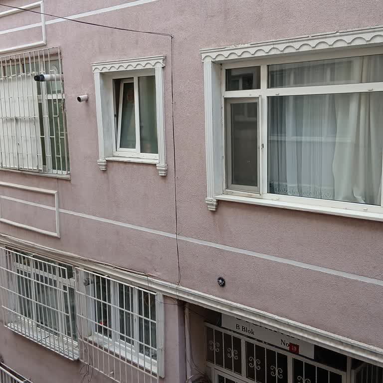 TurkNet’in İzinsiz Kablolama Nedeniyle Apartman Cephesine Verdiği Zarar