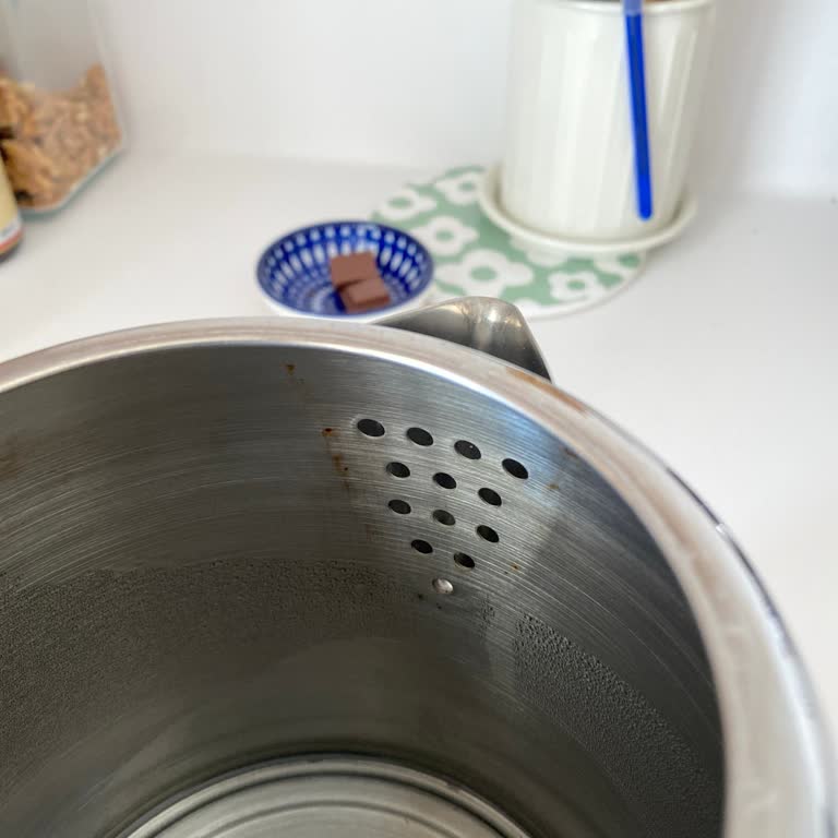 Çay Makinesi İç Haznesinde İnatçı Paslanma Ve Müşteri Hizmetlerine Ulaşamama