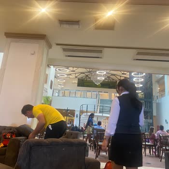 Lobi Tavanından Düşen Alçı Parçalarıyla Yaşanan Güvenlik Sorunu Ve İlgisizlik