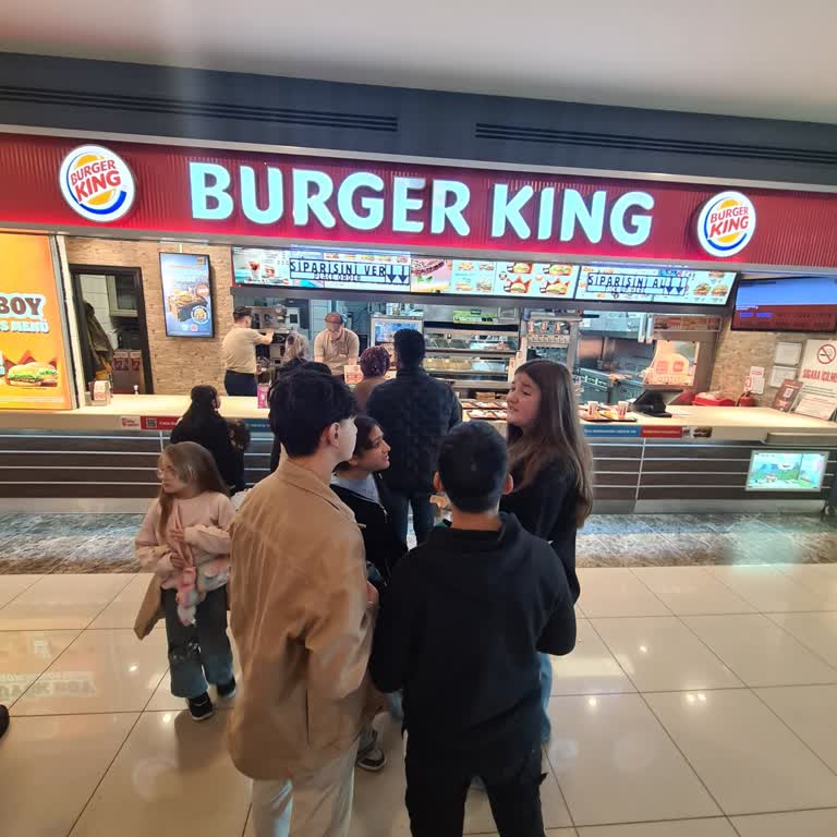 Burger King Bafra Şubesinde Yetersiz Personel Nedeniyle Uzun Bekleme Süresi
