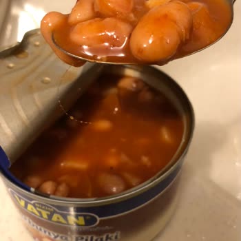 Konserve Barbunyadan Saç Çıkması Nedeniyle Sağlık Ve Hijyen Endişesi