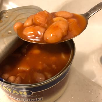 Konserve Barbunyadan Saç Çıkması Nedeniyle Sağlık Ve Hijyen Endişesi