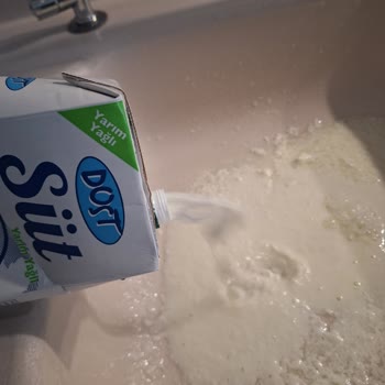 BİM Son Kullanma Tarihi Geçmemiş Sütün Bozuk Çıkması Nedeniyle Güven Kaybı