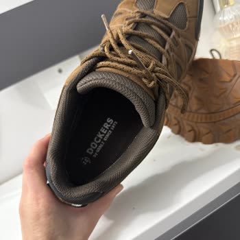 Su Geçirmez Ve Kaymaz Denilen Ayakkabı Tehlikeli Şekilde Kayıyor