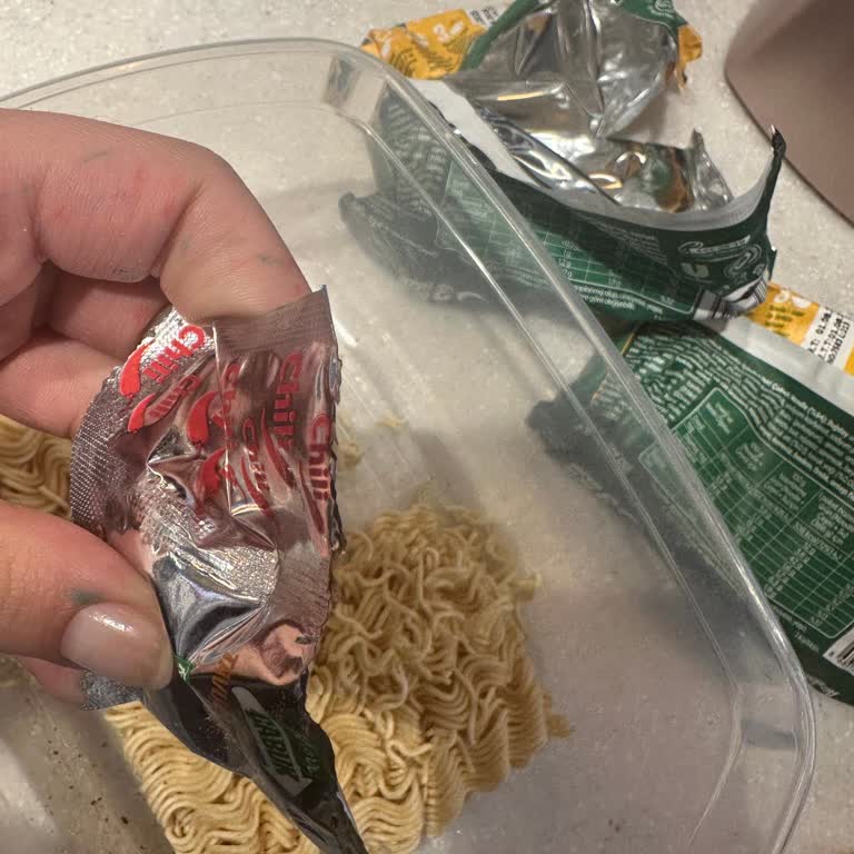 Noodle Ürününün Baharat Paketleri Boş Çıktı, Mağduriyet Yaşadım