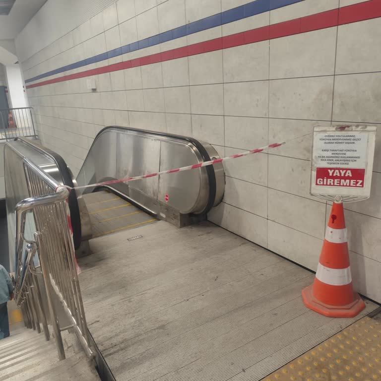 Dokuz Eylül Metro Durağında Uzun Süreli Yürüyen Merdiven Arızası Mağduriyeti