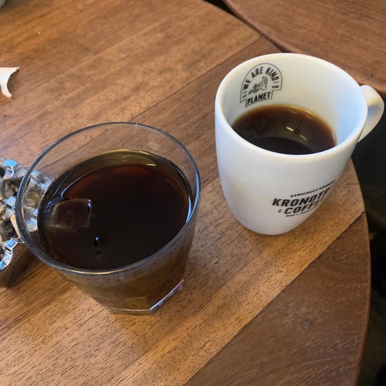 Kahvede Yoğun Ekşi Tat Ve İlgisiz Hizmet Deneyimi