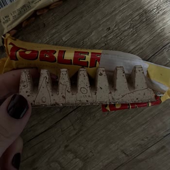 Migros'tan Satın Alınan Toblerone Çikolata Küflü Ve Renk Değişmiş Çıktı