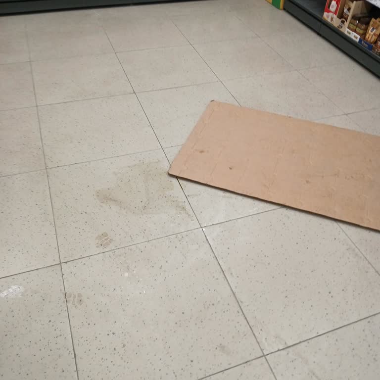 Mağaza Zeminindeki Yağ Nedeniyle Yaşanan Düşme Ve İlgisizlik