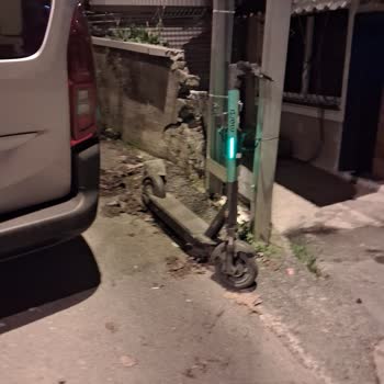 Martı Scooterların Düzensiz Parkı Hem Araçlara Hem Yayalara Engel Oluyor