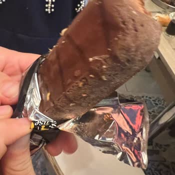 Çocuğumuzun Tükettiği Çikolatada Kurt Çıktı, Büyük Mağduriyet Yaşadık