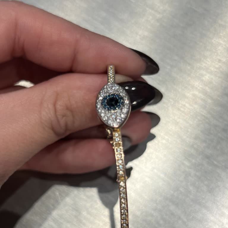 Swarovski Bilekliğim İçin Haftalardır Çözüm Bekliyorum