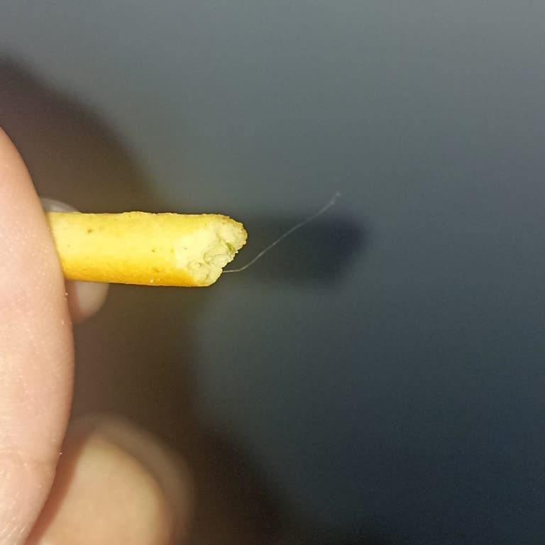 Eti Crax Krakerin İçinden Saç Çıktı, Hijyen Ve Sağlık Endişesi Yaşadık