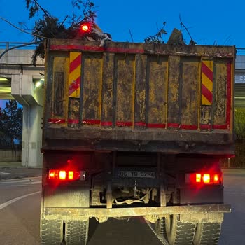 Aşırı Hız Yapan Ve Güvenliği Tehlikeye Atan Hafriyat Kamyonu Şikayeti