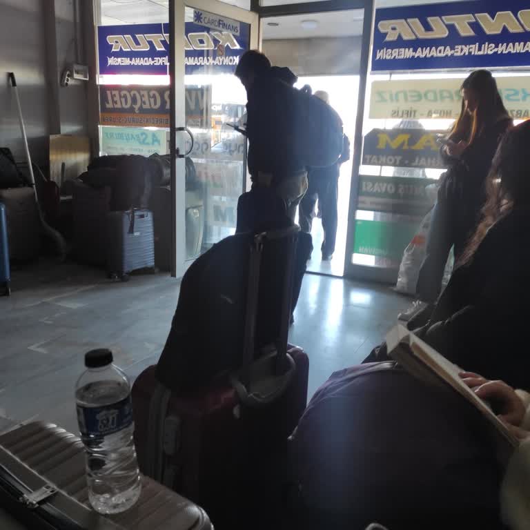 Kontur Seyahat Otobüsünde Soğukta Uzun Bekleyiş Ve Sürekli Değişen Sefer Saati Mağduriyeti