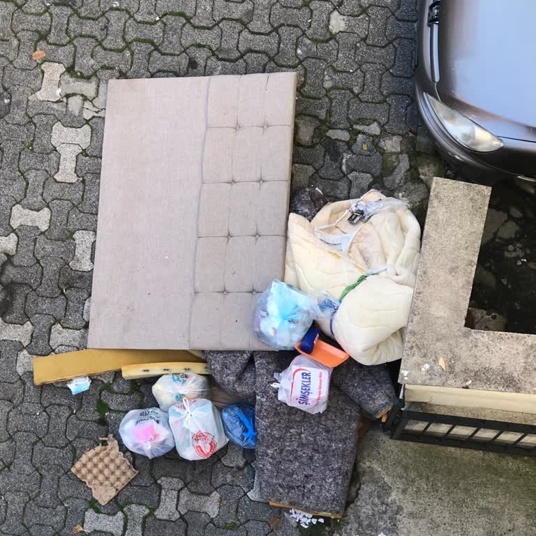 Ataşehir Kayışdağı'nda 5 Gündür Alınmayan Kaba Atıklar Mahallede Sorun Yaratıyor