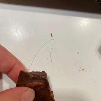 Paketli Çikolatadan Saç Çıkması Ve Gıda Güvenliği Endişesi