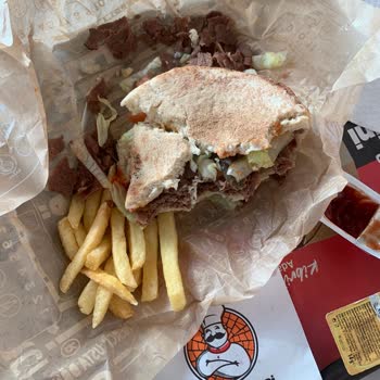 Bayat Ekmek Ve İlgisiz Personel Nedeniyle Memnuniyetsizlik