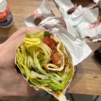 Mega Dürümde Çiğ Köfte Yok, Sadece Yeşillik Geldi!