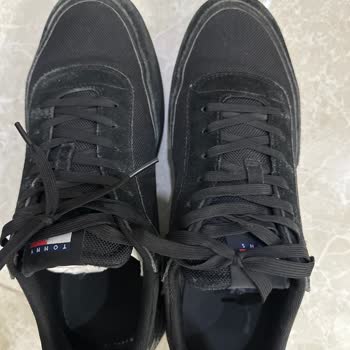 Tommy Hilfiger Sneaker'da Renk Solması Ve Boya Verme Sorununa Boyner'den Çözüm Bulunamıyor