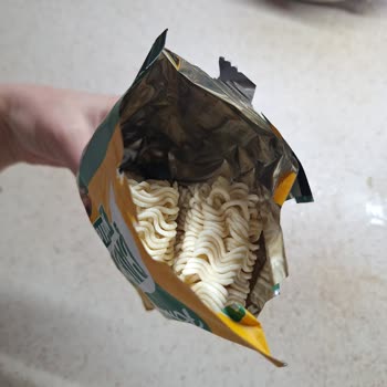 Knorr Tavuk Noodle Paketinden Yoğun Kimyasal Koku Şoku