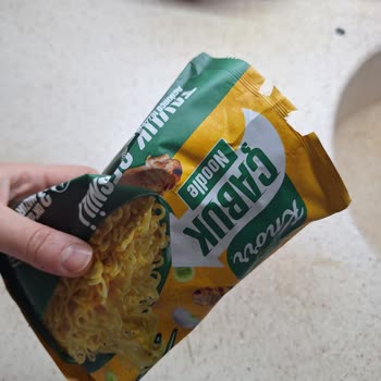 Knorr Tavuk Noodle Paketinden Yoğun Kimyasal Koku Şoku