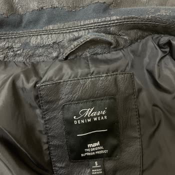 Az Kullanılmış Mavi Deri Cekette Beklenmedik Dökülme Sorunu