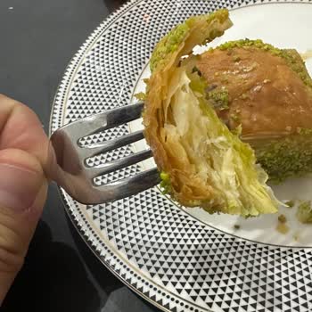 Hacı Şerif Aldığım Baklava Bayat ve Şekerlenmiş Çıktı, Ödediğim Ücrete Değmedi