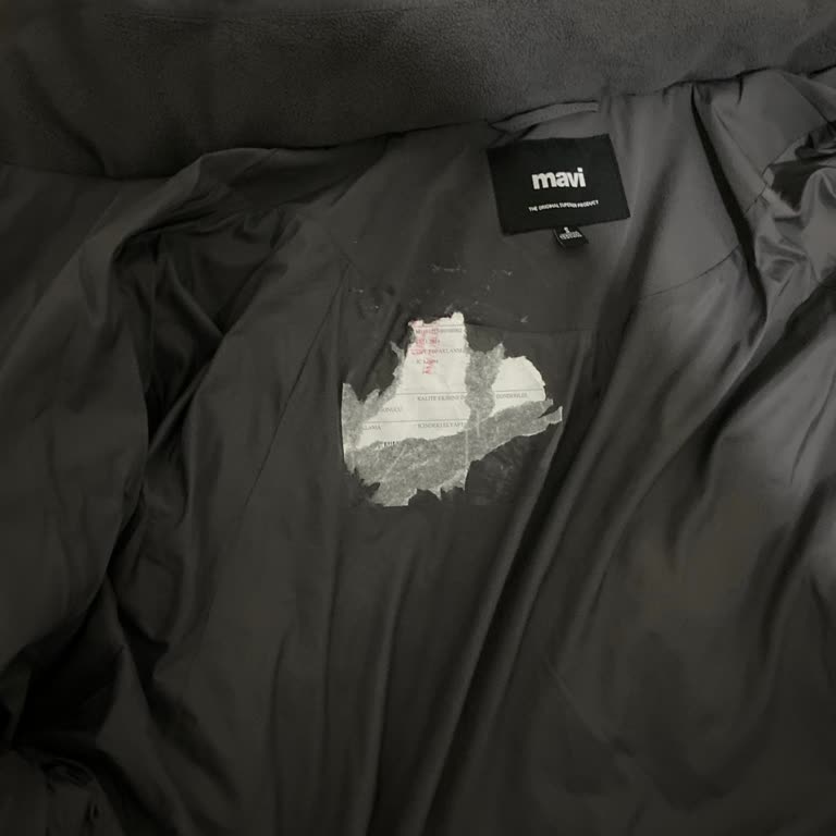 Mavi'den Aldığım Montta Elyaf Toplanması Ve Yapışkan Etiket Sorunu