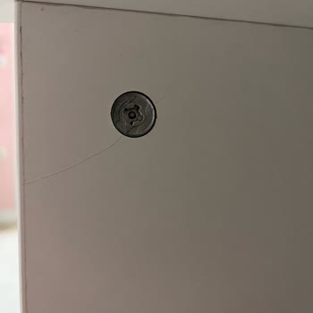 Geç Teslim Edilen Masanın Kırık Ve Çatlak Gelmesi Hayal Kırıklığı Yarattı