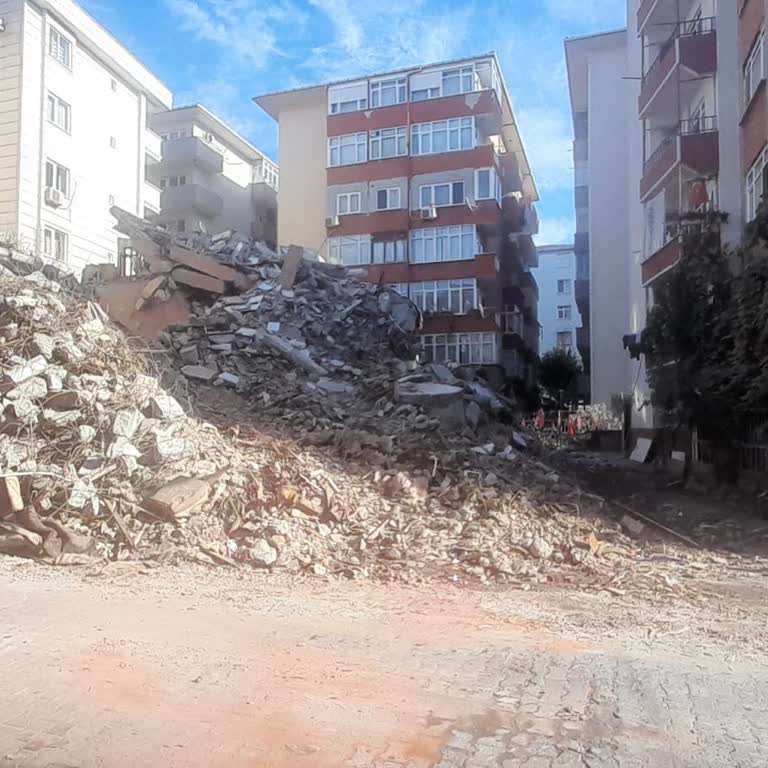 Yarım Bırakılan Bina Yıkımı Çevre Ve Sağlık İçin Tehlike Oluşturuyor