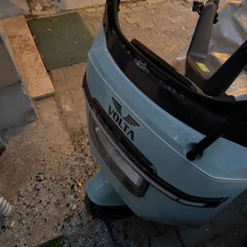 Yeni Alınan Elektrikli Motosikletin Ön Camı Kendi Kendine Patladı, Servisten Dönüş Alınamıyor