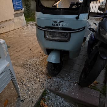 Yeni Alınan Elektrikli Motosikletin Ön Camı Kendi Kendine Patladı, Servisten Dönüş Alınamıyor