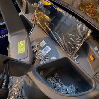 Yeni Alınan Elektrikli Motosikletin Ön Camı Kendi Kendine Patladı, Servisten Dönüş Alınamıyor