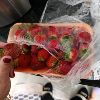 Pahalı Aldığım Çilekler Bir Günde Çürüdü