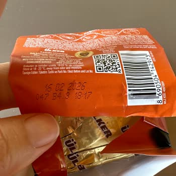 Aldığım Çikolatanın İçi Boş Ve Kırık Çıktı Rengi De Tuhaftı