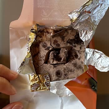 Aldığım Çikolatanın İçi Boş Ve Kırık Çıktı Rengi De Tuhaftı