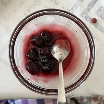 Vişne Reçelinden Çekirdek Çıktı, Dişimi Kırıyordum!