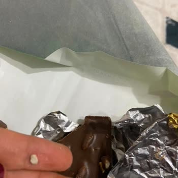 Ülker Antep Fıstıklı Çikolatanın İçinden Taş Çıktı, Geri Dönüş Alamadım