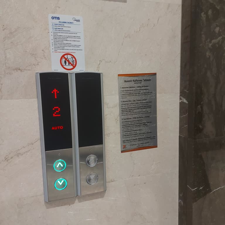 Erasta AVM'de Sürekli Arızalı Ve Yetersiz Asansörler Ziyaretçileri Mağdur Ediyor