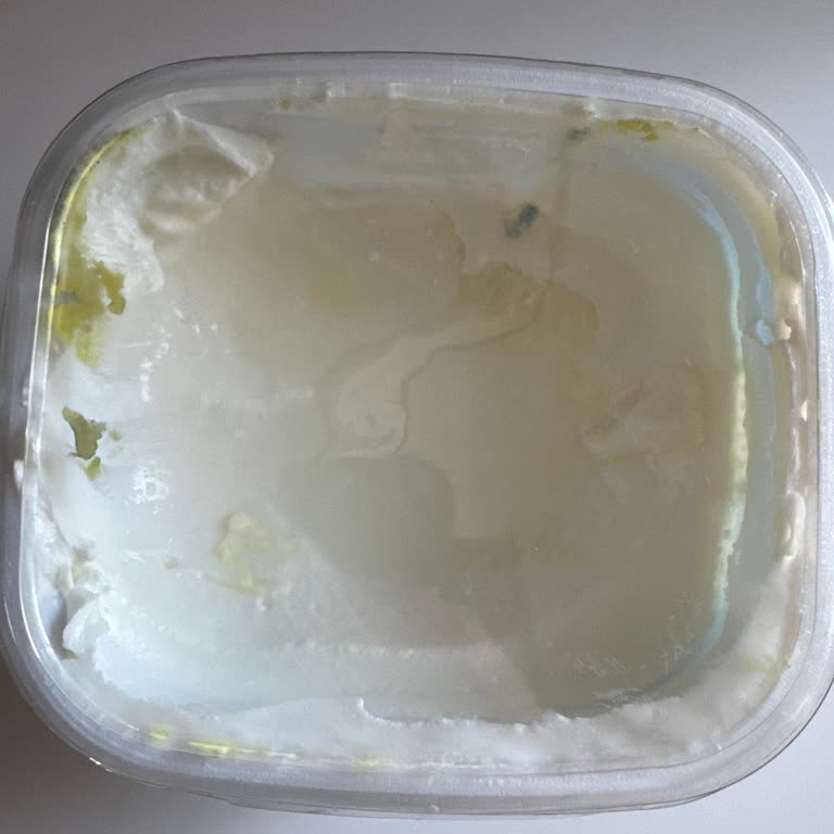 Açıldıktan Kısa Süre Sonra Küflenen Sütaş Süzme Yoğurt İçin Değişim Talebi